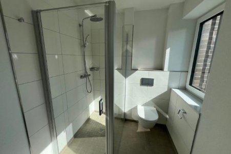 Badezimmer mit ebenerdiger Dusche